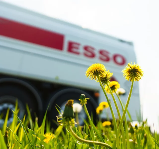 Esso Energi tankbil i landlige omgivelser og løvetann.